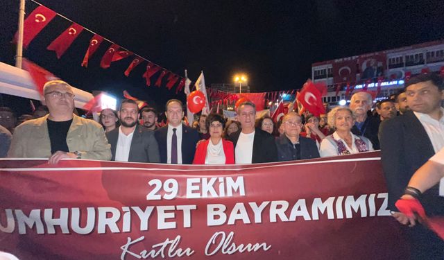 Efeler’den panayır havasında Cumhuriyet yürüyüşü