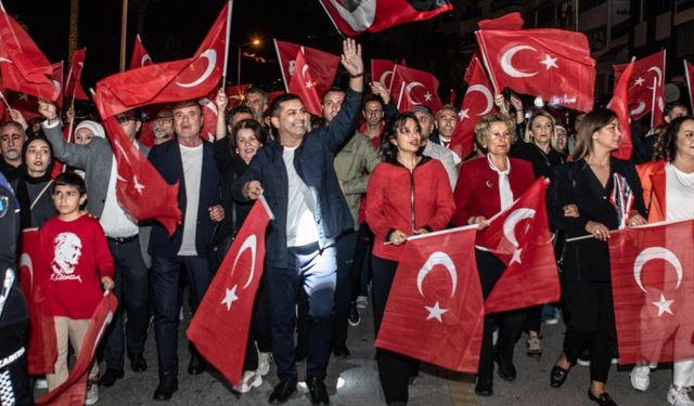 Kuşadası’nda Cumhuriyet coşkusu geceye taşındı