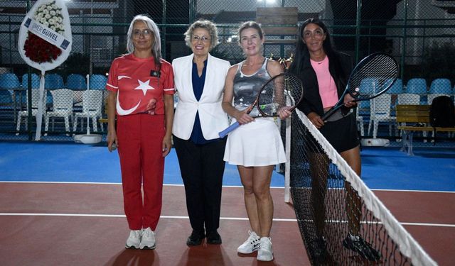 Kuşadası’nda Cumhuriyet coşkusu tenis kortlarına taşındı