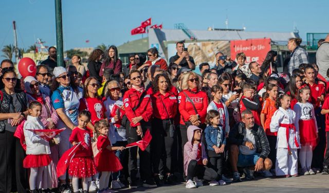 Kuşadası’nda Cumhuriyet gururu meydanı doldurdu