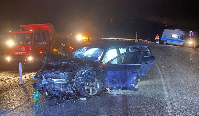 Otomobille kamyonet çarpıştı: 1 ölü, 4 yaralı