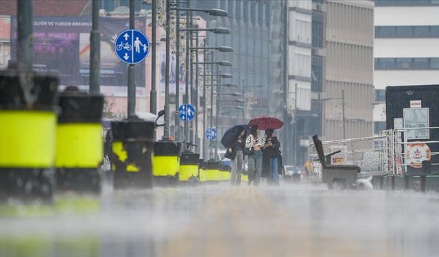 İzmir’de sağanak yağış yaşamı olumsuz etkiledi