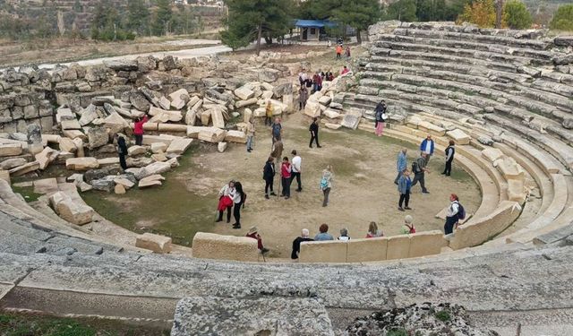 Kuşadalı doğa sevenler Antik Kent Hyllarima’da tarih yolculuğu