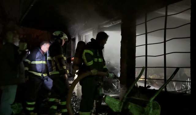 Bir binada çıkan yangında hasar oluştu