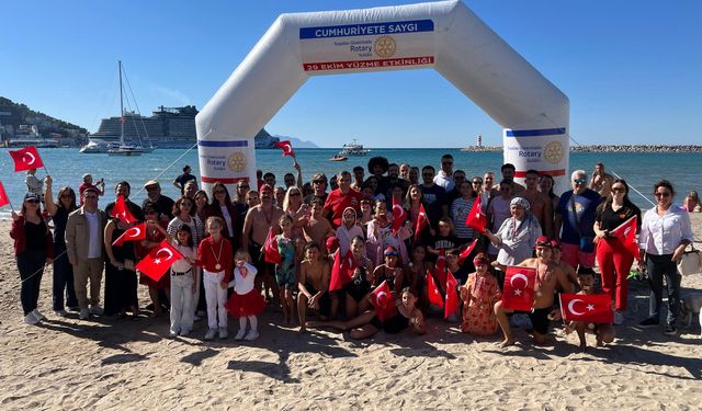 Kuşadası’nda “Cumhuriyete Saygı Yüzme Etkinliği”