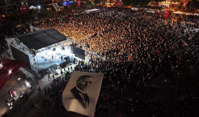 Didim’de Cumhuriyet coşkusu: Binlerce kişi meydanı doldurdu