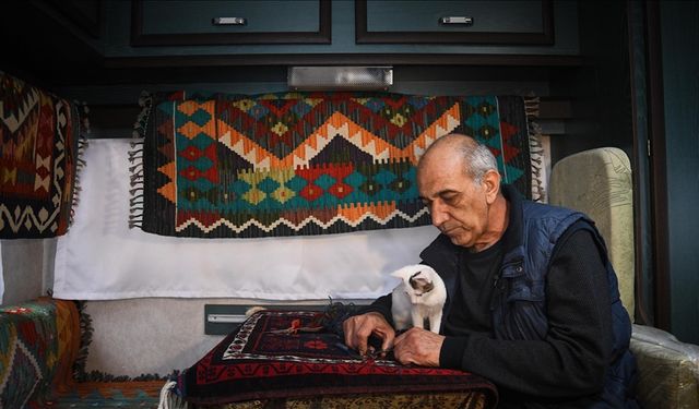 Halı tamircisi, depremler sonrası dükkanını karavana taşıdı
