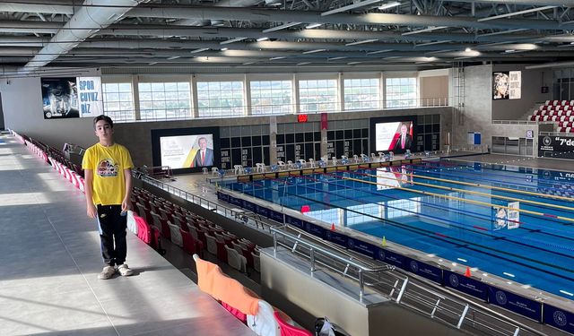 Söke’li genç yüzücü havuzda adeta uçtu