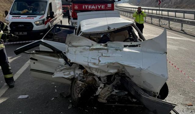 Kamyona çarpan otomobildeki 1 kişi öldü, 1 kişi yaralandı