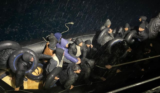 Karaburun açıklarında 26 düzensiz göçmen kurtarıldı