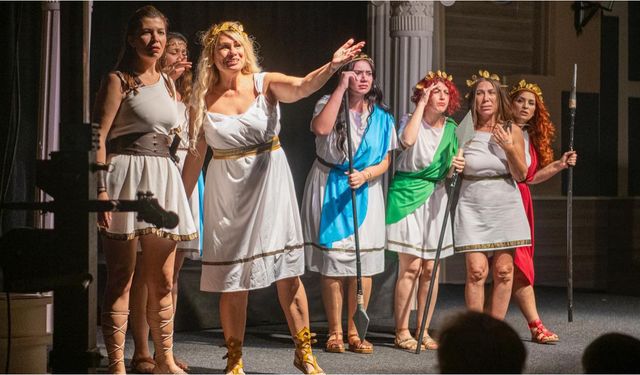 Kuşadası Belediye Tiyatrosu’nda perde “Kadınların Savaşı” ile açıldı