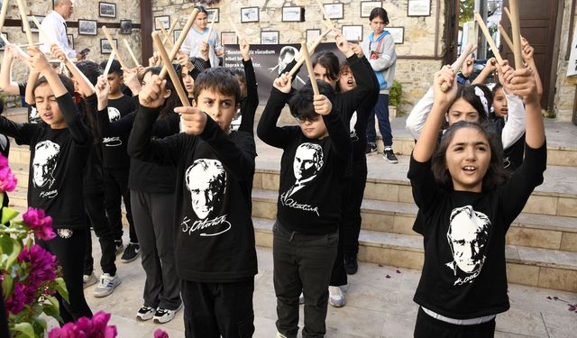 Kuşadası’nda çocuklardan Atatürk’e danslı saygı