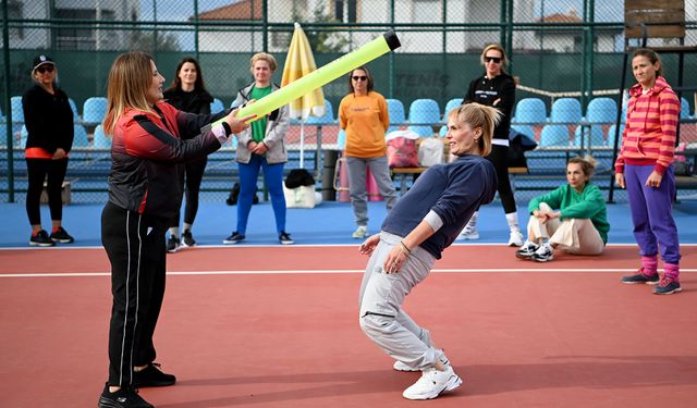 Kuşadası’nda kadınlara pratik savunma yöntemleri anlatıldı