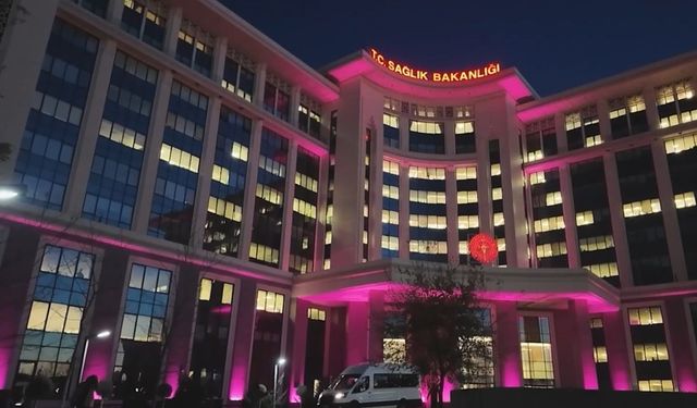 Sağlık Bakanlığı ve Atakule mor ışıkla aydınlatıldı