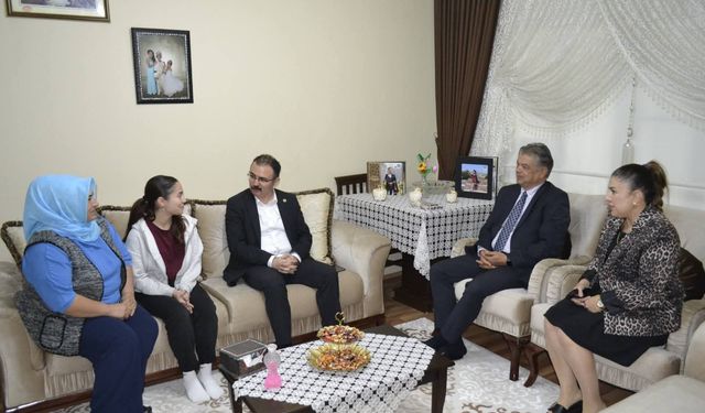 Kaymakam Ateş öğrencilerin yanında