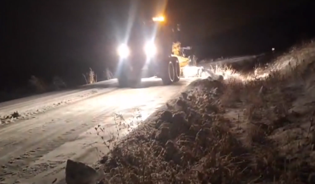 8 köy yolu açıldı, mahsur kalan 2 araç kurtarıldı