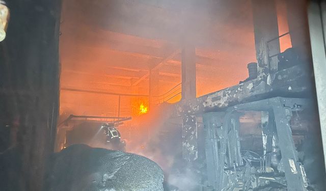 Plastik poşet fabrikasında korkutan yangın