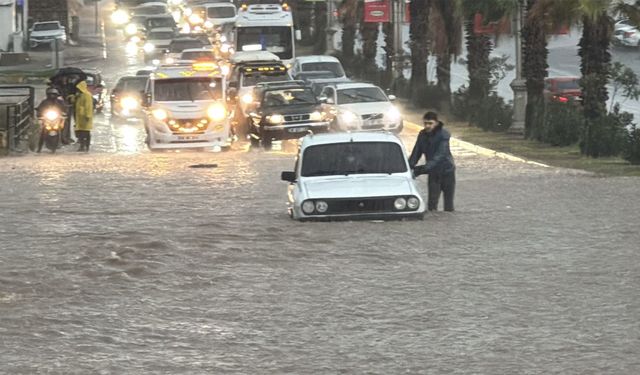 Bodrum’da yollar göle döndü, araçlar mahsur kaldı