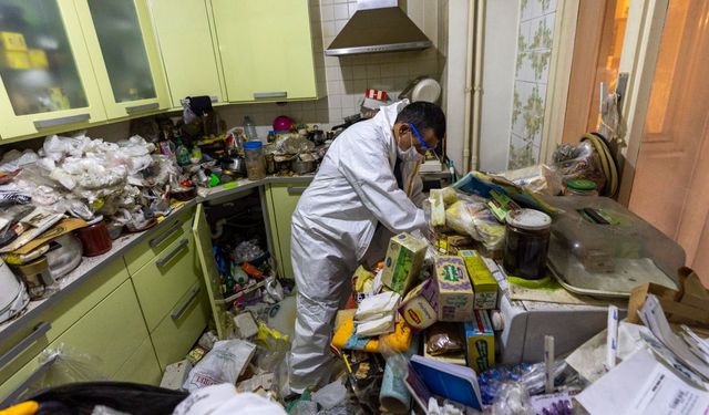 İhbar üzerine girilen evden tonlarca çöp tahliye edildi