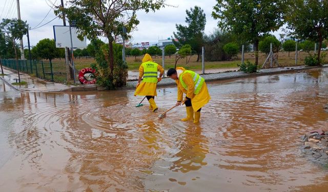 Didim’de yağış sonrası ekipler seferber oldu
