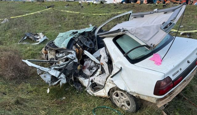 İki otomobil çarpıştı: 1 ölü, 1 yaralı