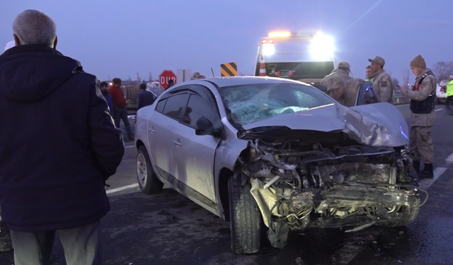 İki otomobil çarpıştı: 6 yaralı