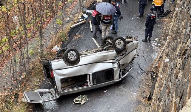 Kamyonet alt yola devrildi: 3 kişi hayatını kaybetti