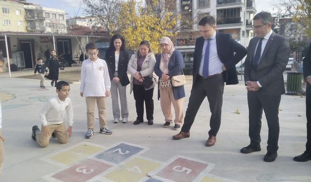 Söke’de renkli proje: Okul etkinliği İl Müdürü Yiğit’i yıllar öncesine götürdü