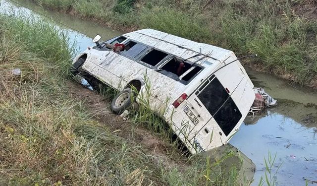 Tarım işçilerini taşıyan minibüs sulama kanalına devrildi: 18 yaralı
