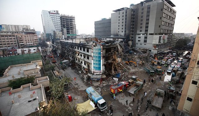 Alışveriş merkezinde yangın çıktı! 71 kişi hayatını kaybetti