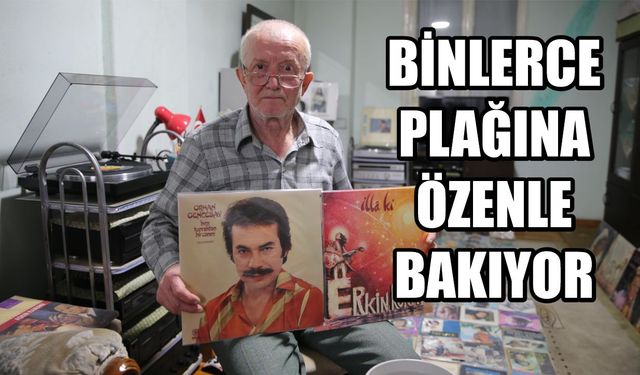 Binlerce plağına özenle bakıyor