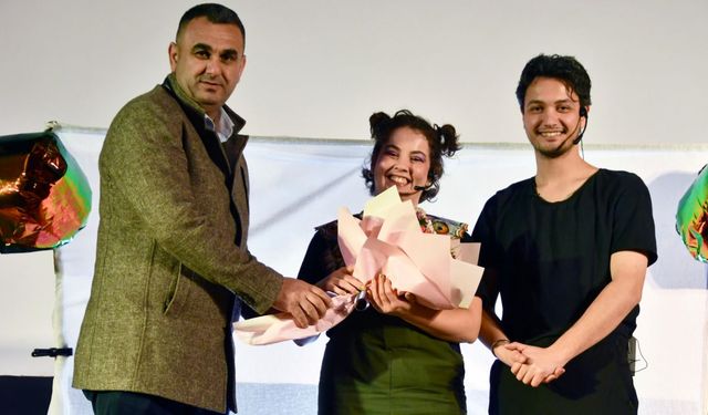 Genç tiyatro oyuncusu Ali Gülten Söke'nin gururu oldu