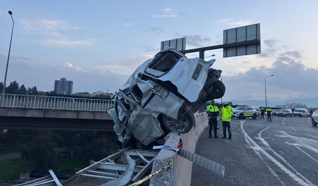 İş makinesi vüyadükten düştü: 3 yaralı