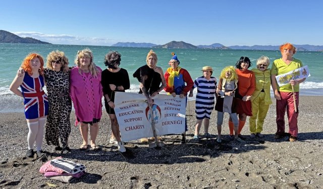 Kostümlerle denize girip farkındalık oluşturdular