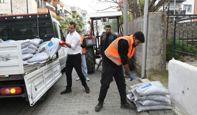 Kuşadası’nda ihtiyaç sahiplerine yakacak yardımı
