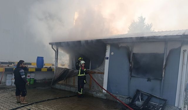 Nazilli'de prefabrik depo alevlere teslim oldu