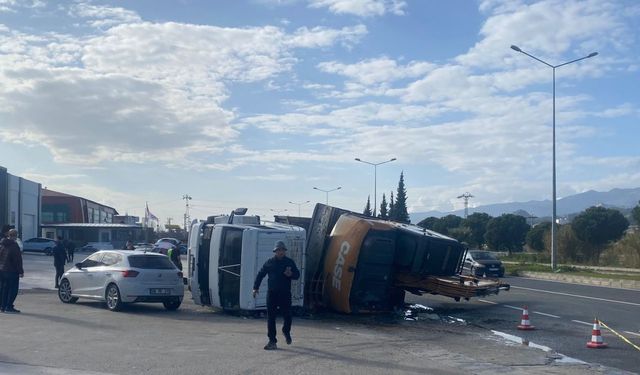Nazilli’de iş makinesi taşıyan kamyon devrildi
