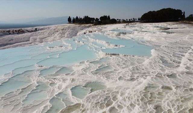 Pamukkale'nin beyaz travertenleri karla kaplandı