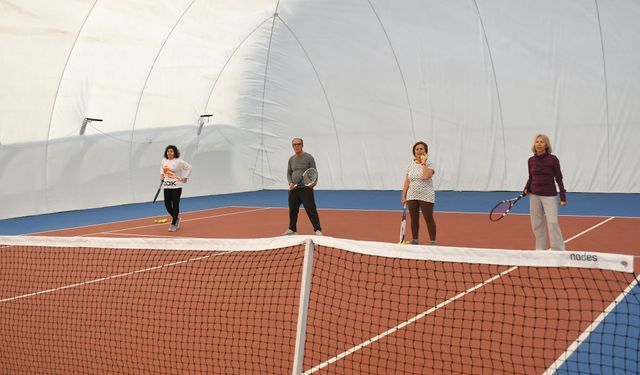 Kuşadası’nda emekliler tenis öğreniyor