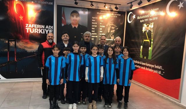 Nazilli’de şampiyon miniklere forma desteği