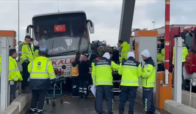 Yolcu otobüsü otomobile çarptı: 2 ölü