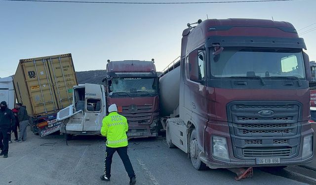 Zincirleme kazada 11 araç birbirine girdi