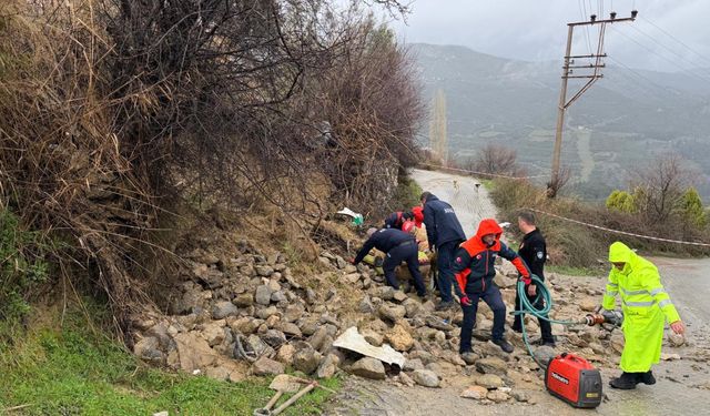 Çöken duvarın altında kalan kamyonetin sürücüsü öldü