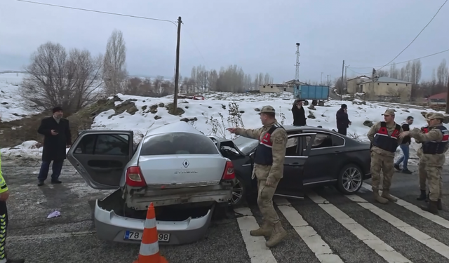 İki otomobil çarpıştı: 1 ölü, 5 yaralı