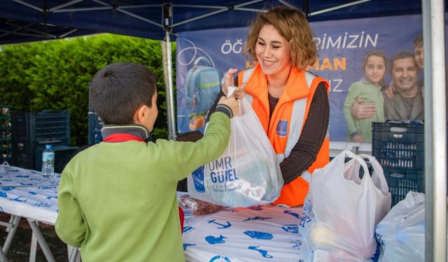 Kuşadası’nda çocuklara beslenme çantası desteği