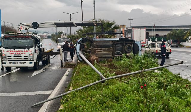 Nazilli'de yağış kaza getirdi: Elektrik direğine çarptı