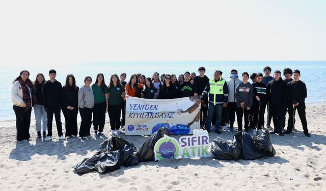 Didim’de öğrenciler kıyı temizliğini deneyimledi