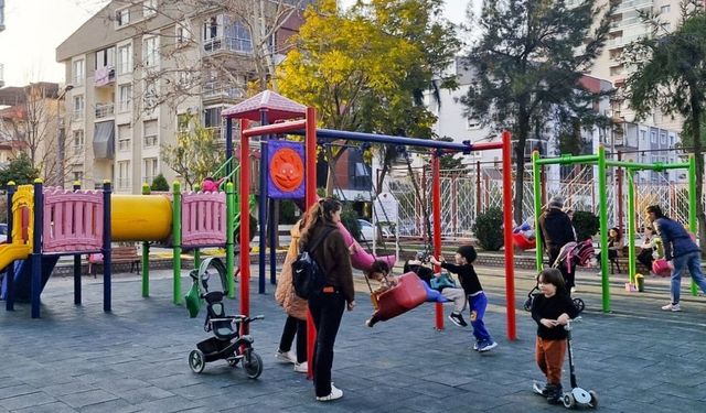 Efeler’de parklar canlandı