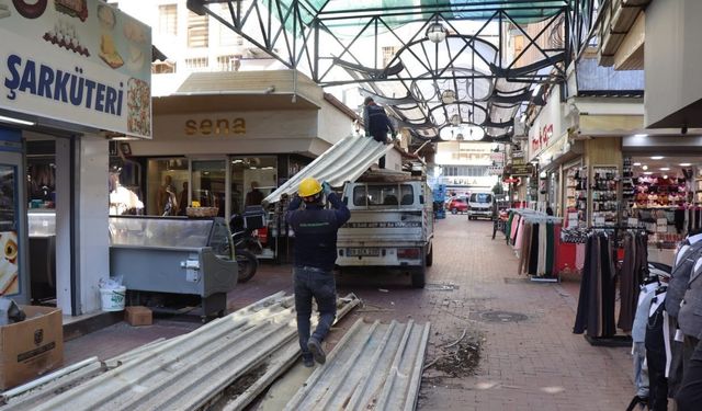 Nazilli’de Ayakkabıcılar Sokağı’nın çatısı yenileniyor