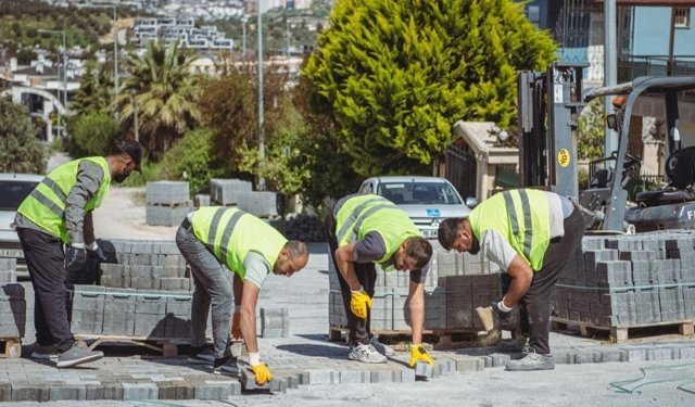 Kuşadası Belediyesi yol çalışmalarına aralıksız devam ediyor